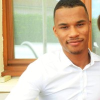 Brandon en chemise blanche, devant une fenêtre