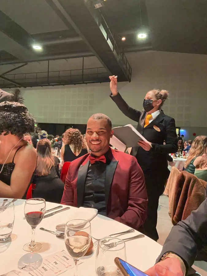 Brandon, souriant, à une soirée de gala