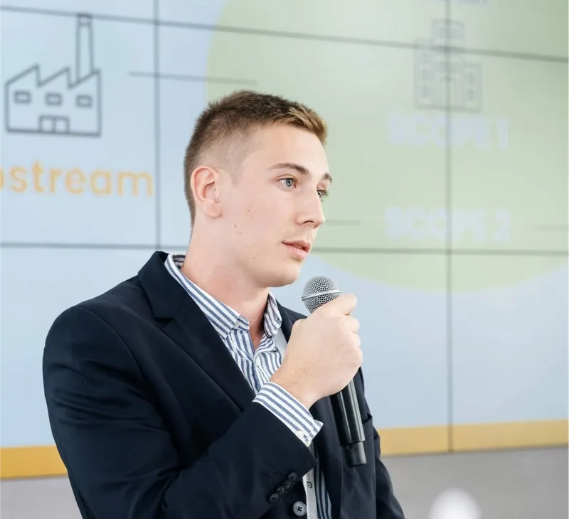 Guillaume, micro en main, pendant une présentation